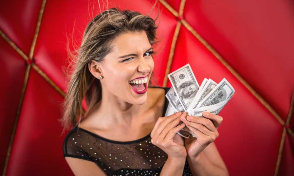 how do casinos make money online